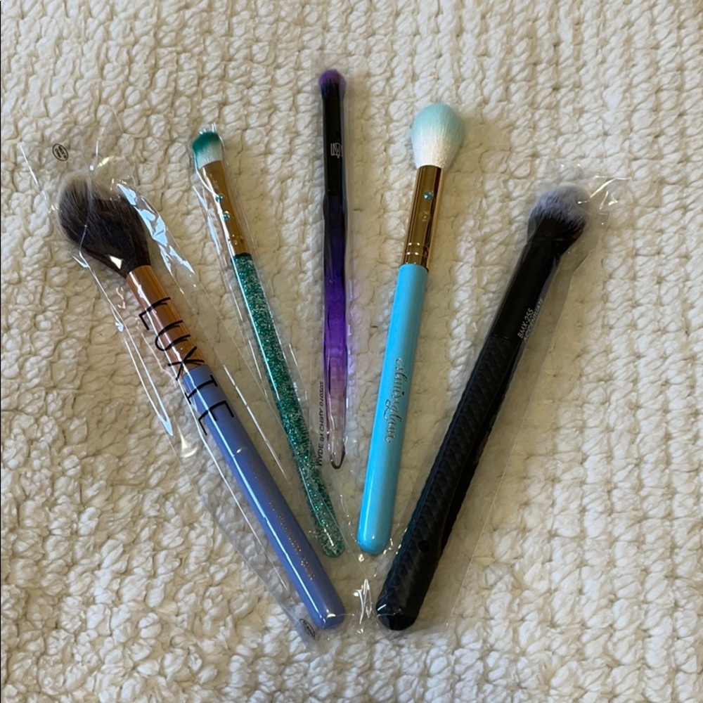 Makeup brushes